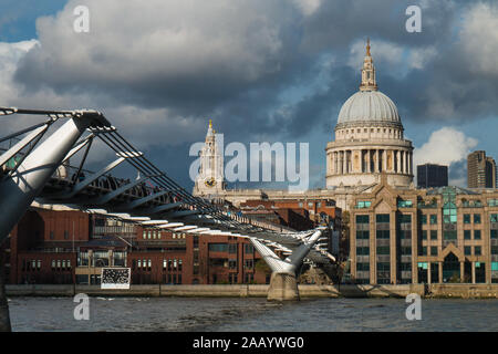 Blick auf die St. Paul's Cathedral und die Millennium Bridge, London von der South Bank der Themse Stockfoto