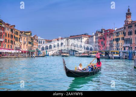 Venedig, Italien - Oktober 13, 2019: Schöne Aussicht der traditionellen Gondel auf den berühmten Canale Grande und die Rialto-Brücke am Morgen in Venedig, Italien. Stockfoto