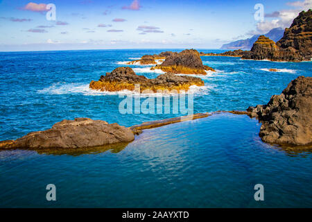 Schwimmen natürliche Pools von vulkanischer Lava in Seixal, Madeira Island, Portugal, Europa. Es gibt schöne Aussicht auf die Klippen und die Wellen des Atlantik. Stockfoto