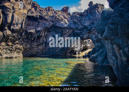 Schwimmen natürliche Pools von vulkanischer Lava in Seixal, Madeira Island, Portugal, Europa. Es gibt schöne Aussicht auf die Klippen und die Wellen des Atlantik. Stockfoto