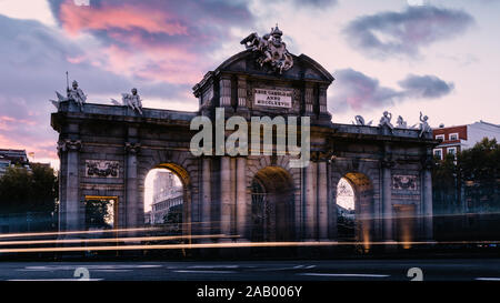 Puerta de Alcala, Gate oder Zitadelle Gate ist ein Neo-klassischen Denkmal auf der Plaza de la Independencia in Madrid, Spanien - lange Belichtung bewusste Bewegung Stockfoto