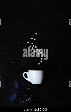 Kreative Kaffee noch leben. Zucker Sterne legte über Schale in Form von Dampf. Stockfoto