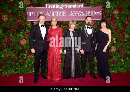 (Von links nach rechts) Damian Lewis, Cush Jumbo, Anna Wintour, Evgeny Lebedev und Helen McCrory an der 65th Evening Standard Theater Awards an das London Coliseum, London statt. Stockfoto