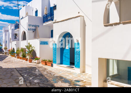 NAXOS, Griechenland - 22. Mai 2017: Schöne weißgetünchten griechischen Stil Architektur in Naxos (Chora) Stadt auf der Insel Naxos, Kykladen, Stockfoto