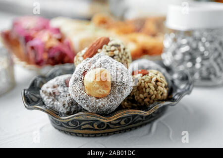 Traditionelle Östliche iranischen und afghanischen, türkischen und arabischen Süßigkeiten für den Urlaub. Stockfoto