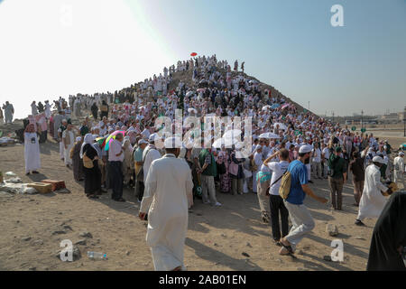 MEDINA, Saudi-arabien, September 2016 Pilger Wanderung auf der Oberseite von Uhud, Uhud Hill ist ein historischer Ort in der islamischen Geschichte. Stockfoto