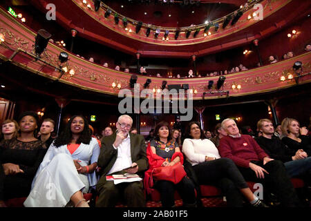 Übertragen der Korrektur von EMELI SANDE ZU JAMELIA Jamelia (links), Dawn Butler, Jeremy Corbyn, neben seiner Frau Laura Alvarez, und Schatzkanzler John McDonnell im Theatre Royal Stratford East London, vor der Labour Party leader Kunst seiner Partei "für alle" verkündet. Stockfoto