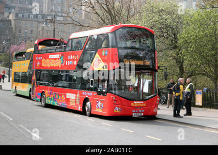 Öffnen Sie die obere rote Doppeldecker Bus bietet Stadtrundfahrten Edinburgh Schottland Stockfoto