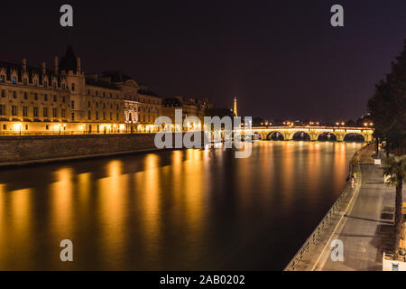 Der Fluss Seine, Pont Neuf und Quai de l'Horloge in der Nacht, Paris Stockfoto