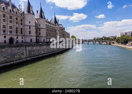 Der Fluss Seine, Pont Neuf und Quai de l'Horloge an dem sonnigen Tag Stockfoto