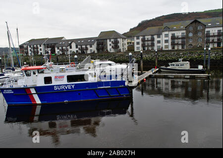 Aberystwyth Wales am 24. November 2019: Umweltagentur marine Umfrage Schiff auch Hüterin" im Hafen neben einem Fischen Schutz Schnellboot Stockfoto