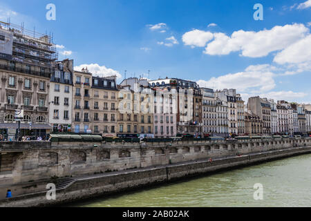 Ein Blick auf den Quai des Grands Augustins von Pont Saint-Michel, Paris Stockfoto