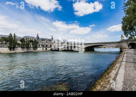 Der Fluss Seine, Pont du Carrousel (Karussell Brücke) und Louvre, Paris Stockfoto