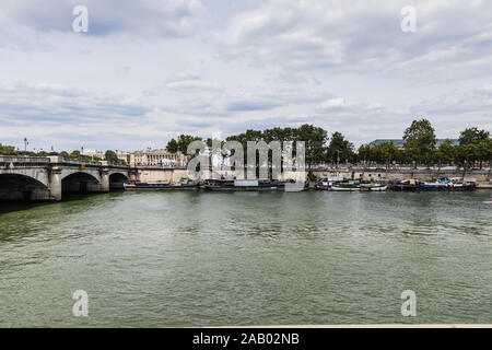 Pont de la Concorde und hausboote auf dem Fluss Seine, Paris. Stockfoto