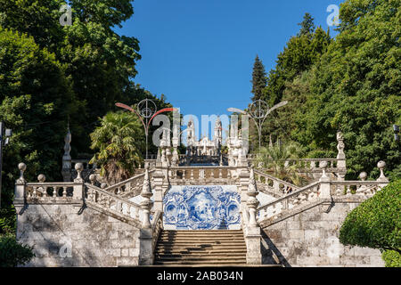 Viele Treppen im barocken Treppenhaus zum Santuario de Nossa Senhora dos Remedios Kirche Stockfoto