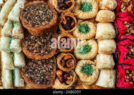 Traditionelle Östliche iranischen und afghanischen, türkischen und arabischen Süßigkeiten für den Urlaub. Hintergrund. Stockfoto