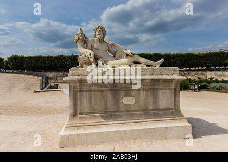 Eine allegorische Skulptur 'Le Tibre' von Pierre Bourdict im Jardin des Tuileries (Jardin des Tuileries), Paris Stockfoto