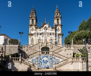 Statuen schmücken die barocken Treppenhaus zum Santuario de Nossa Senhora dos Remedios Kirche Stockfoto