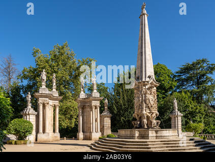 Statuen schmücken die barocken Treppenhaus zum Santuario de Nossa Senhora dos Remedios Kirche Stockfoto