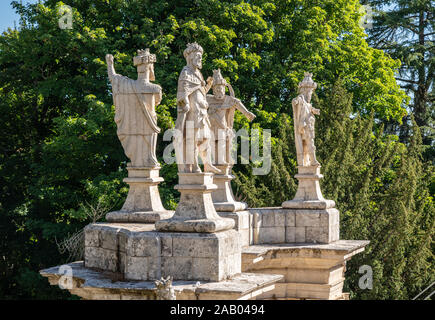 Statuen schmücken die barocken Treppenhaus zum Santuario de Nossa Senhora dos Remedios Kirche Stockfoto