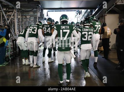 East Rutherford, United States. 24 Nov, 2019. New York Jets Spieler erhalten, setzen Sie das Feld auf vor dem Spiel gegen die Oakland Raiders in Woche 12 der NFL Saison an MetLife Stadium in East Rutherford, New Jersey am Sonntag, 24. November 2019. Foto von John angelillo/UPI Quelle: UPI/Alamy leben Nachrichten Stockfoto