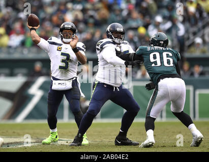 Philadelphia, USA. 24 Nov, 2019. Seattle Seahawks Quarterback Russell Wilson (3) wirft den Ball in der ersten Hälfte gegen die Philadelphia Eagles am Lincoln Financial Field in Philadelphia an November 24, 2019. Foto von Derik Hamilton/UPI Quelle: UPI/Alamy leben Nachrichten Stockfoto