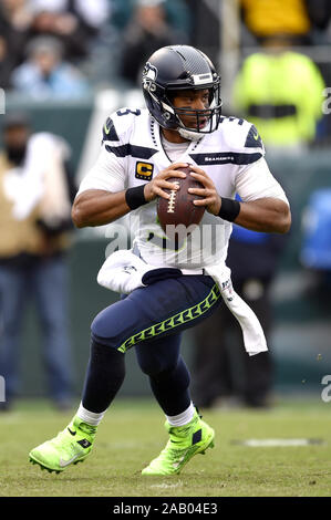 Philadelphia, USA. 24 Nov, 2019. Seattle Seahawks Quarterback Russell Wilson (3) wirft den Ball in der ersten Hälfte gegen die Seattle Seahawks am Lincoln Financial Field in Philadelphia an November 24, 2019. Foto von Derik Hamilton/UPI Quelle: UPI/Alamy leben Nachrichten Stockfoto