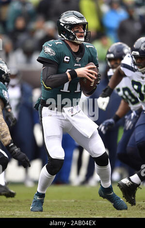 Philadelphia, USA. 24 Nov, 2019. Philadelphia Eagles quarterback Carson Wentz (11) wirft den Ball in der ersten Hälfte gegen die Seattle Seahawks am Lincoln Financial Field in Philadelphia an November 24, 2019. Foto von Derik Hamilton/UPI Quelle: UPI/Alamy leben Nachrichten Stockfoto