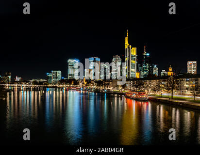 Frankfurt Skyline bei Nacht mit bunten Spiegelungen in der Main, Frankfurt am Main, Deutschland Stockfoto