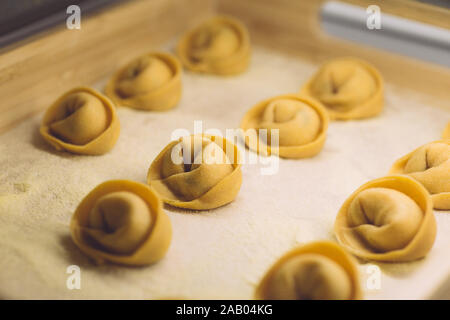 Pasta frisch (italienische Ravioli) im klassischen Stil auf weißem Hintergrund. Hausmannskost. Stockfoto