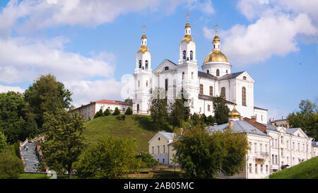 Landschaft von Vitebsk, Belarus. Christliche Kathedrale auf dem Berg und Fluß Dwina gegen den bewölkten Himmel. Stockfoto