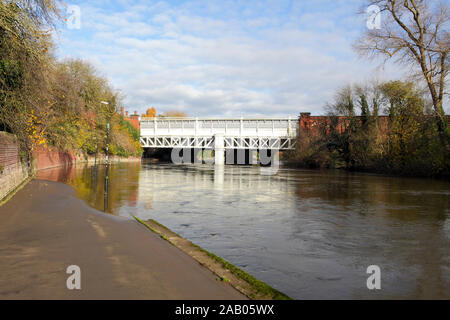 Die Eisenbahnbrücke in Shrewsbury, überspannt die geschwollenen Fluss Severn auf einer herrlichen herbstlichen November Tag. Stockfoto