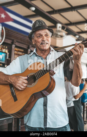 Havanna, Kuba - Oktober 18, 2019: Kubanische Band live Musik in einer Bar (Dos hermanos) in Havanna, Kuba. Stockfoto