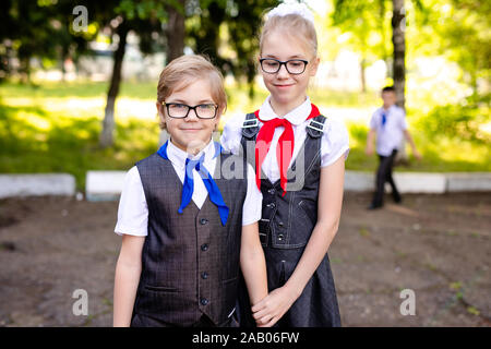 Zwei primäre Schüler tragen Schuluniform. Russisch an der Volksschule. Stockfoto