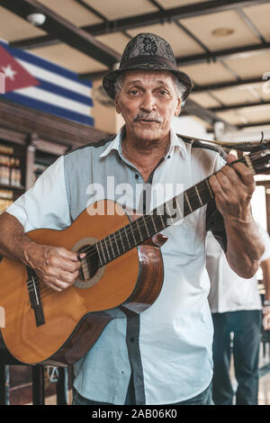 Havanna, Kuba - Oktober 18, 2019: Kubanische Band live Musik in einer Bar (Dos hermanos) in Havanna, Kuba. Stockfoto