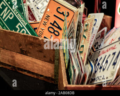 Reproduktionen von Amerikanischen KFZ-Kennzeichen für den Verkauf in einem Flohmarkt Stockfoto