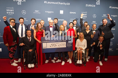 Zürich, Schweiz - 23. November 2019: Die LAUREUS Charity Nacht erzeugt eine mit 1.000.000 Schweizer Franken für die Laureus Foundation Switzerland prüfen. World Sports Awards. Award. | Verwendung weltweit Stockfoto
