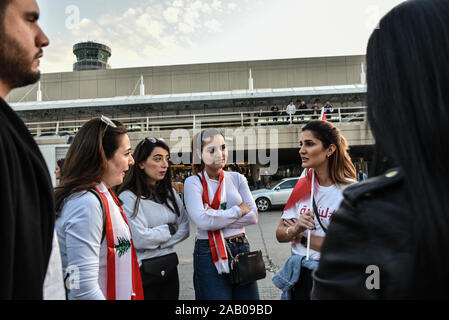 Rafik Hariri Airport Ankunft am Tag 37 der landesweite Proteste im Libanon. Libanesische Expats aus Frankreich und den Vereinigten Arabischen Emiraten nach Beirut, auf libanesische Tag der Unabhängigkeit, den Protesten anschließen. Stockfoto