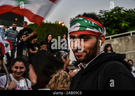 Rafik Hariri Airport Ankunft am Tag 37 der landesweite Proteste im Libanon. Libanesische Expats aus Frankreich und den Vereinigten Arabischen Emiraten nach Beirut, auf libanesische Tag der Unabhängigkeit, den Protesten anschließen. Stockfoto