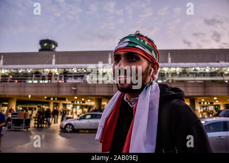 Rafik Hariri Airport Ankunft am Tag 37 der landesweite Proteste im Libanon. Libanesische Expats aus Frankreich und den Vereinigten Arabischen Emiraten nach Beirut, auf libanesische Tag der Unabhängigkeit, den Protesten anschließen. Stockfoto