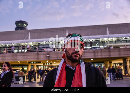 Rafik Hariri Airport Ankunft am Tag 37 der landesweite Proteste im Libanon. Libanesische Expats aus Frankreich und den Vereinigten Arabischen Emiraten nach Beirut, auf libanesische Tag der Unabhängigkeit, den Protesten anschließen. Stockfoto