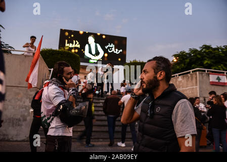 Rafik Hariri Airport Ankunft am Tag 37 der landesweite Proteste im Libanon. Libanesische Expats aus Frankreich und den Vereinigten Arabischen Emiraten nach Beirut, auf libanesische Tag der Unabhängigkeit, den Protesten anschließen. Stockfoto