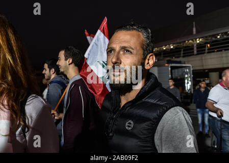 Rafik Hariri Airport Ankunft am Tag 37 der landesweite Proteste im Libanon. Libanesische Expats aus Frankreich und den Vereinigten Arabischen Emiraten nach Beirut, auf libanesische Tag der Unabhängigkeit, den Protesten anschließen. Stockfoto