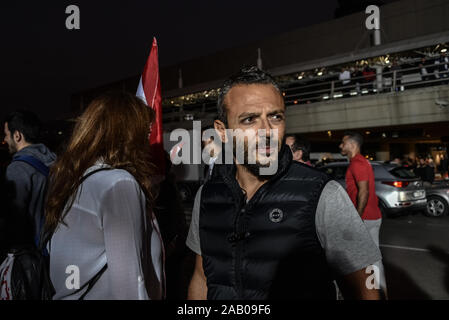 Rafik Hariri Airport Ankunft am Tag 37 der landesweite Proteste im Libanon. Libanesische Expats aus Frankreich und den Vereinigten Arabischen Emiraten nach Beirut, auf libanesische Tag der Unabhängigkeit, den Protesten anschließen. Stockfoto