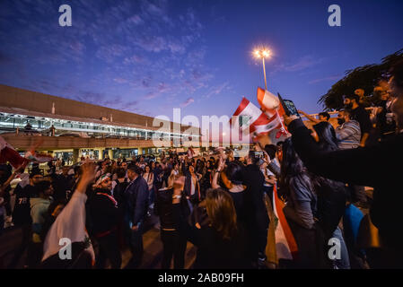 Rafik Hariri Airport Ankunft am Tag 37 der landesweite Proteste im Libanon. Libanesische Expats aus Frankreich und den Vereinigten Arabischen Emiraten nach Beirut, auf libanesische Tag der Unabhängigkeit, den Protesten anschließen. Stockfoto