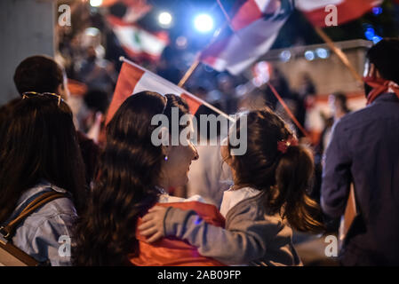 Rafik Hariri Airport Ankunft am Tag 37 der landesweite Proteste im Libanon. Libanesische Expats aus Frankreich und den Vereinigten Arabischen Emiraten nach Beirut, auf libanesische Tag der Unabhängigkeit, den Protesten anschließen. Stockfoto