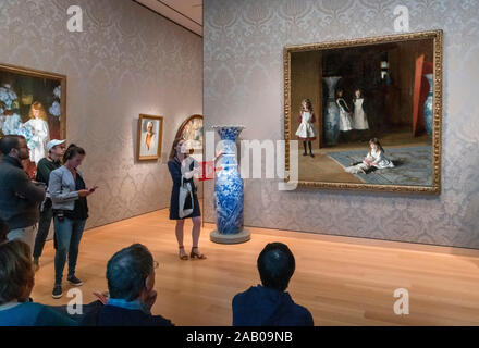 Geführte Tour vor der Töchter von Edward Darley Boit von John Singer Sargent, Museum der Bildenden Künste, Boston, Massachusetts, USA Stockfoto