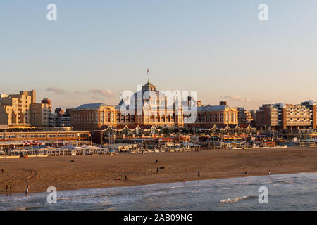 Scheveningen, Niederlande - ca. 2019: Grand Hotel Amrath Kurhaus und dem Strand von Scheveningen Stockfoto