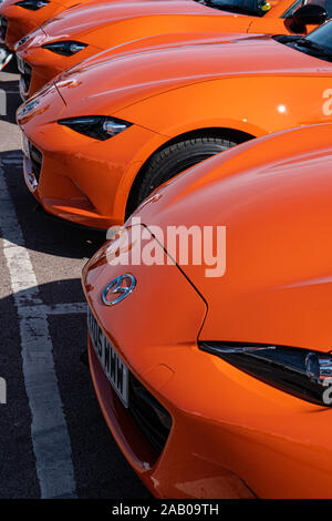 Linie von Orange Mazda Miata MX-5 ND Markus 4 30. Jahrestag Modell Stockfoto