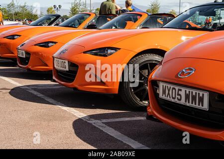 Linie von Orange Mazda Miata MX-5 ND Markus 4 30. Jahrestag Modell Stockfoto